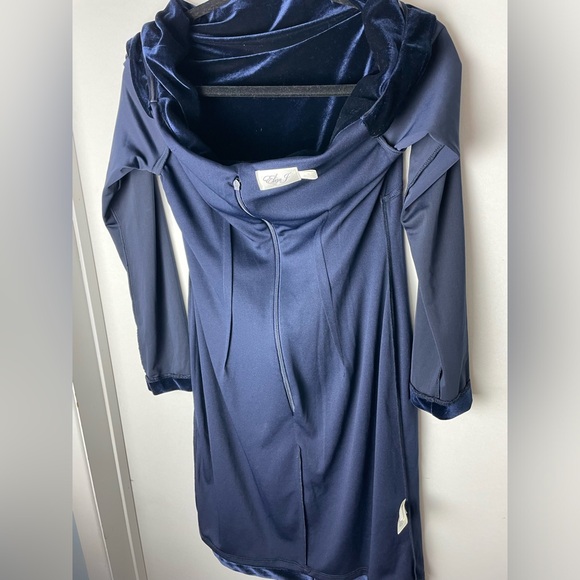 Eliza J navy blue Boatneck Off Shoulder Velvet dress - Picture 4 of 8